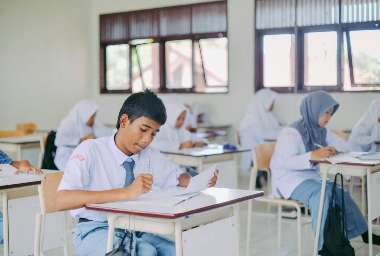 Ilustrasi map dokumen sekolah berisi rapor, ijazah, dan surat penting untuk administrasi pendidikan