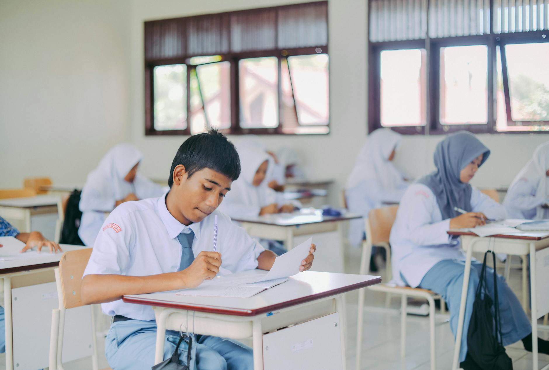 Ilustrasi map dokumen sekolah berisi rapor, ijazah, dan surat penting untuk administrasi pendidikan