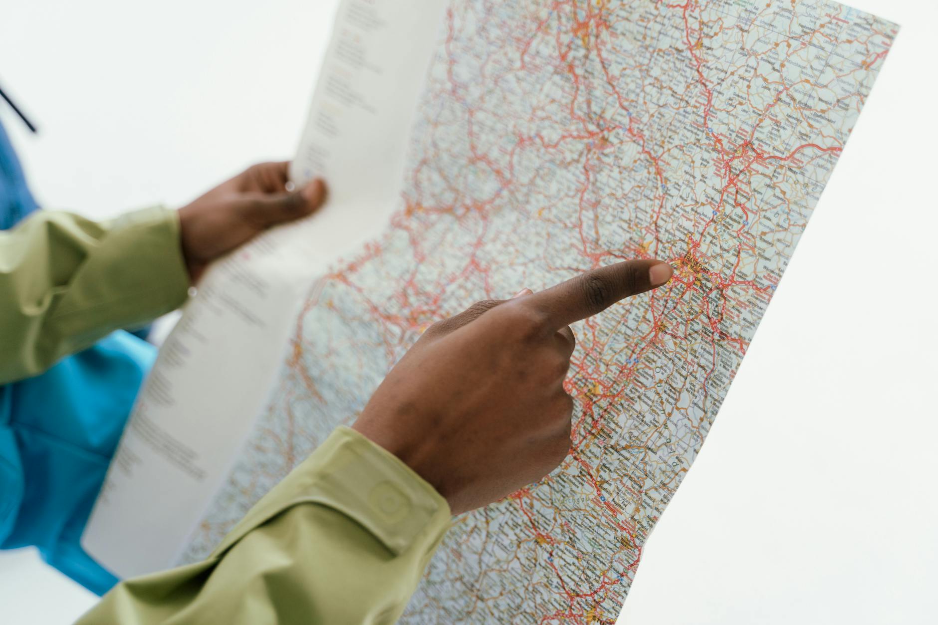 Map ijazah berwarna coklat dengan label Solo, menampilkan dokumen kelulusan terorganisir rapi