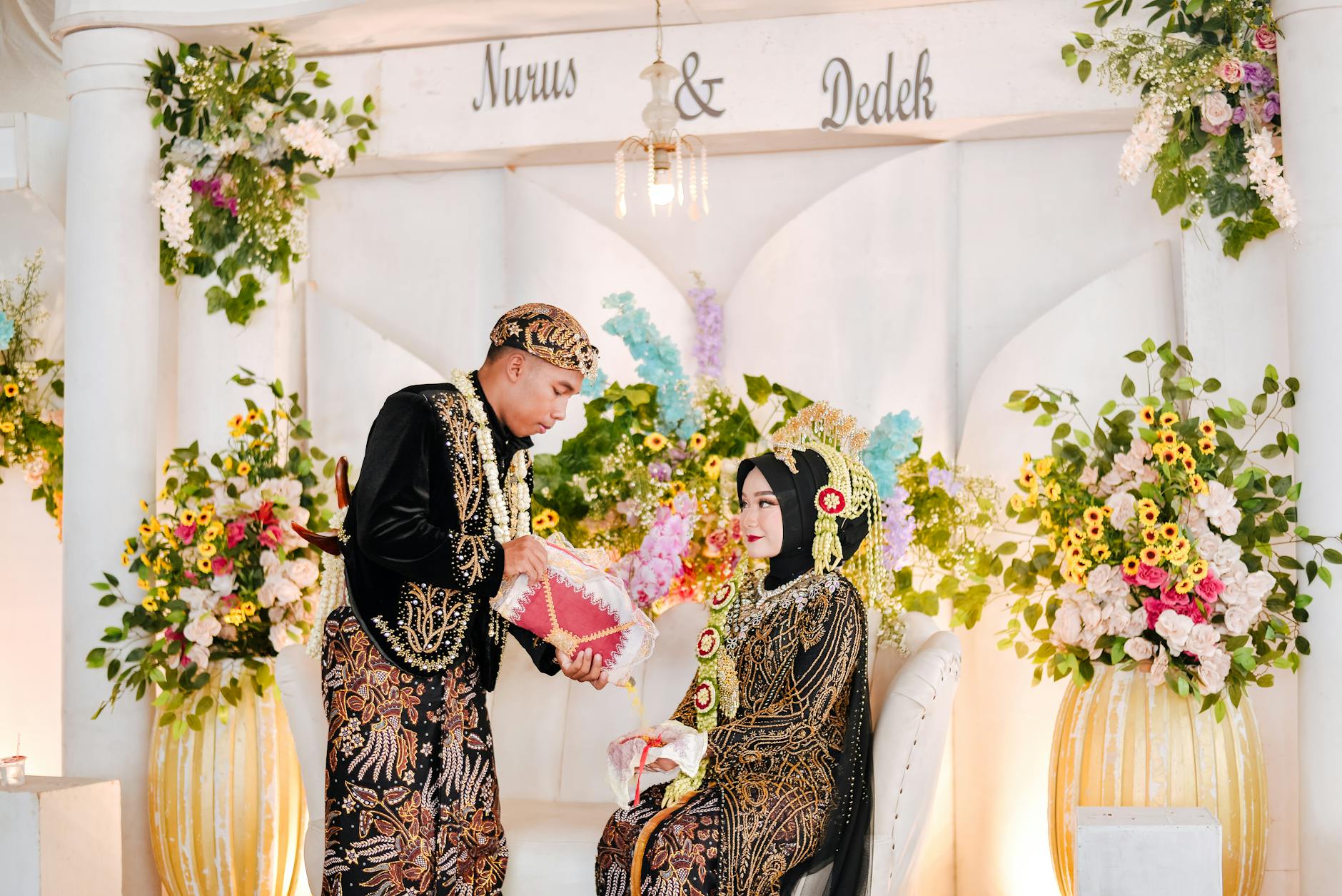 Cover tabungan custom dengan desain unik, warna cerah, dan logo perusahaan, cocok untuk promosi branding