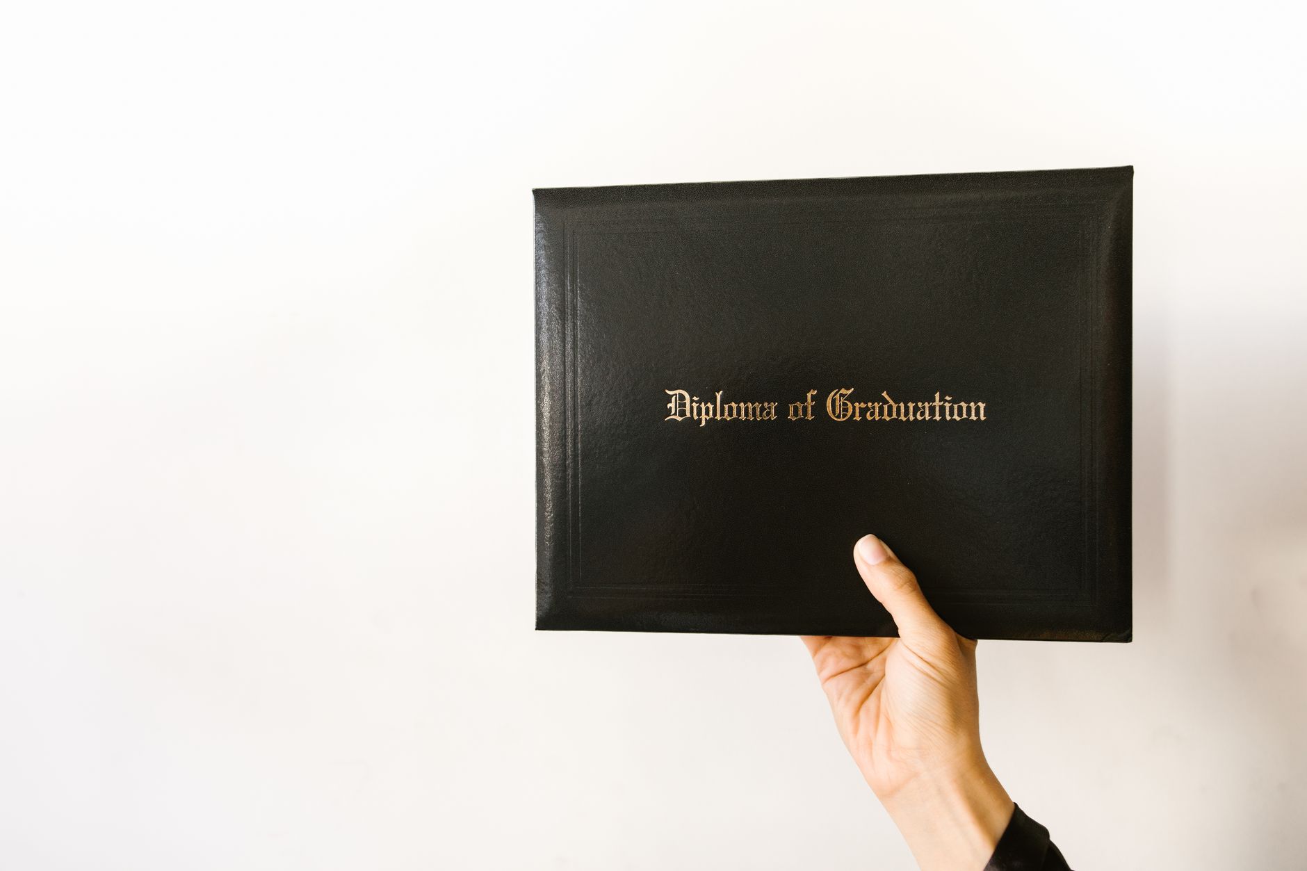 Cover ijazah dengan desain elegan berwarna biru, menampilkan logo universitas dan nama lulusan