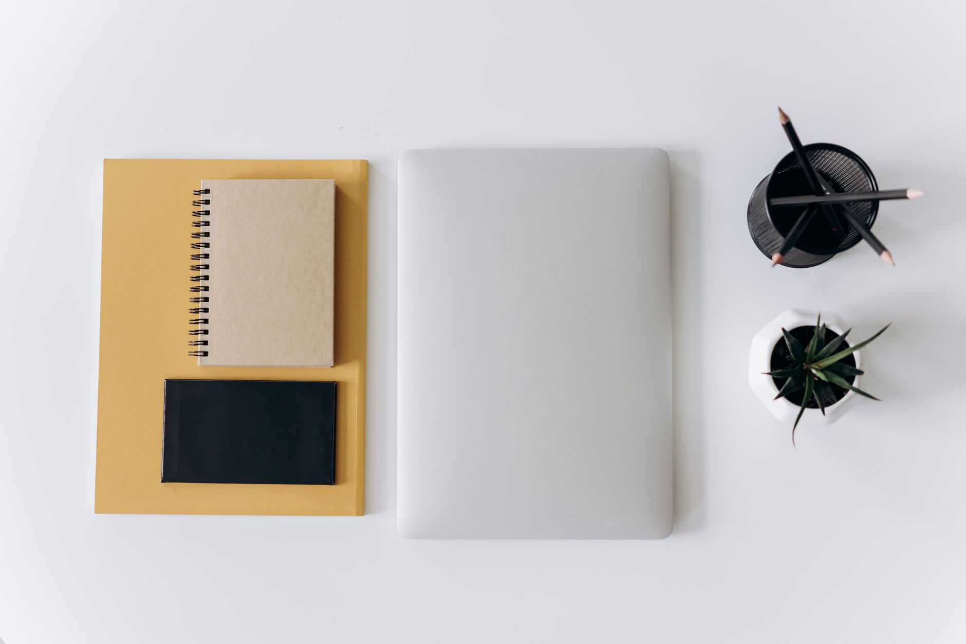 Foto cover kantor modern dengan desain minimalis, pencahayaan alami, dan logo perusahaan di dinding