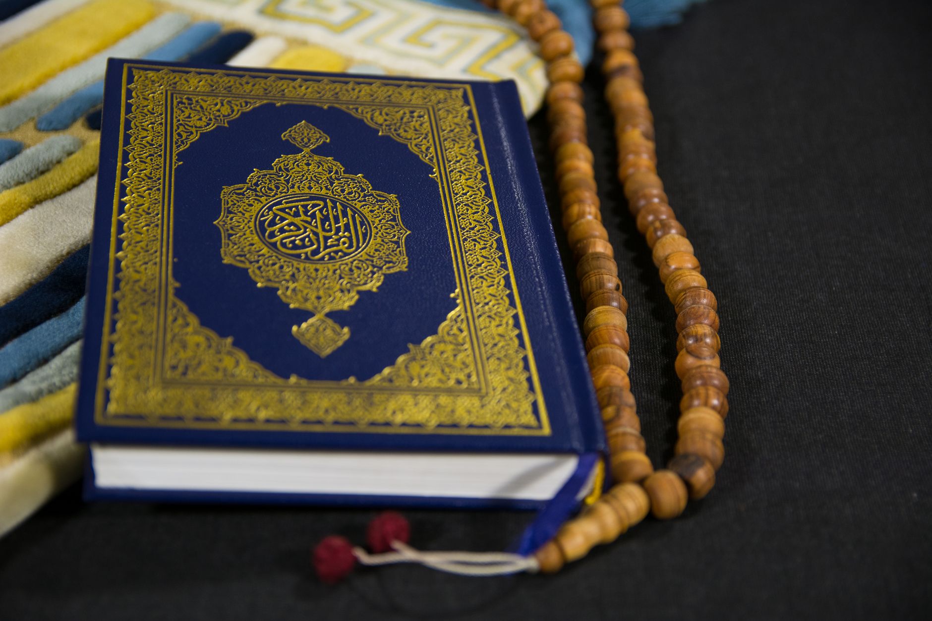 Cover Al‑Quran premium dengan desain elegan, kulit bertekstur, dan hiasan kaligrafi emas yang memikat hati