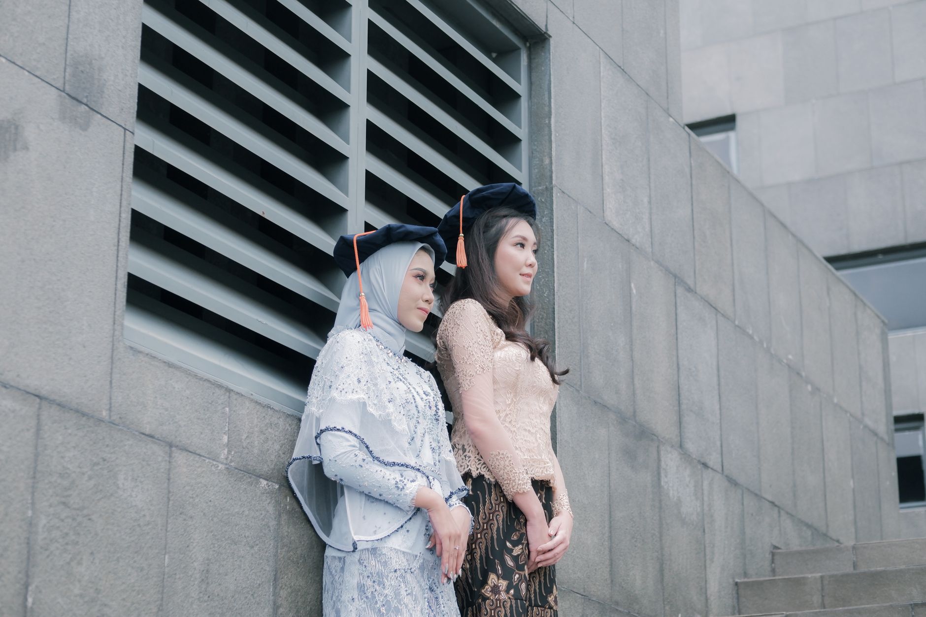 Foto stopmap bergaya modern berisi jadwal dan petunjuk lokasi acara wisuda kampus