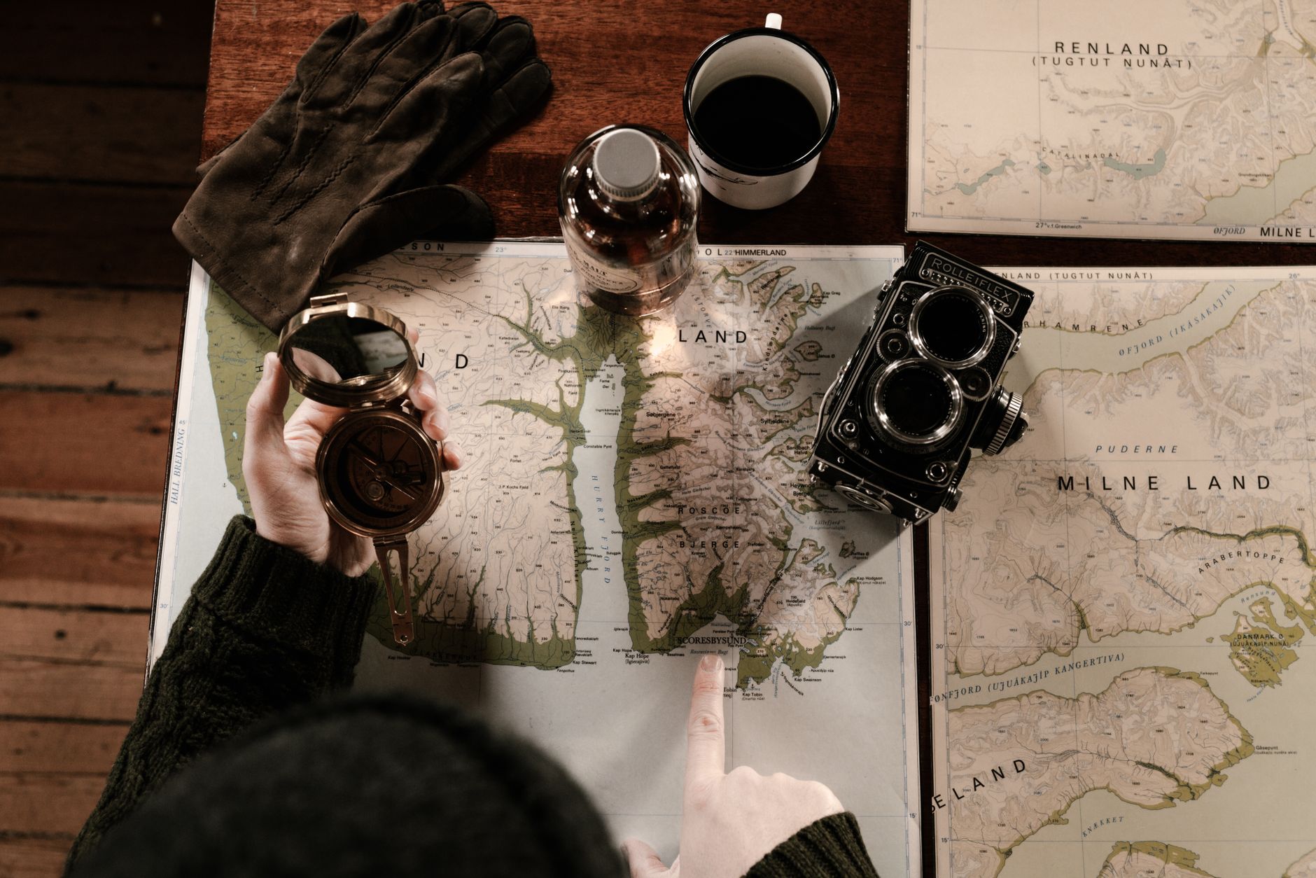 Map sertifikat elegan berwarna hitam dengan aksen emas, cocok melindungi dokumen penting secara stylish.
