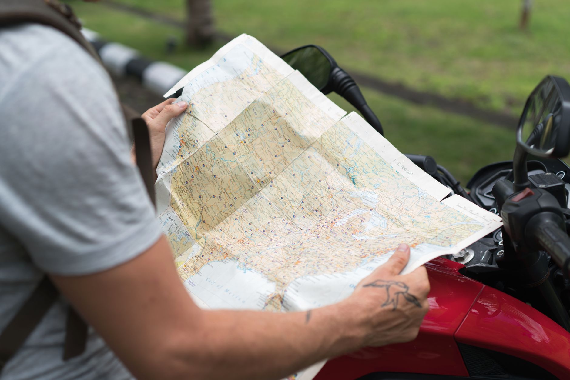Produsen map custom berkualitas tinggi dengan desain unik sesuai kebutuhan bisnis Anda