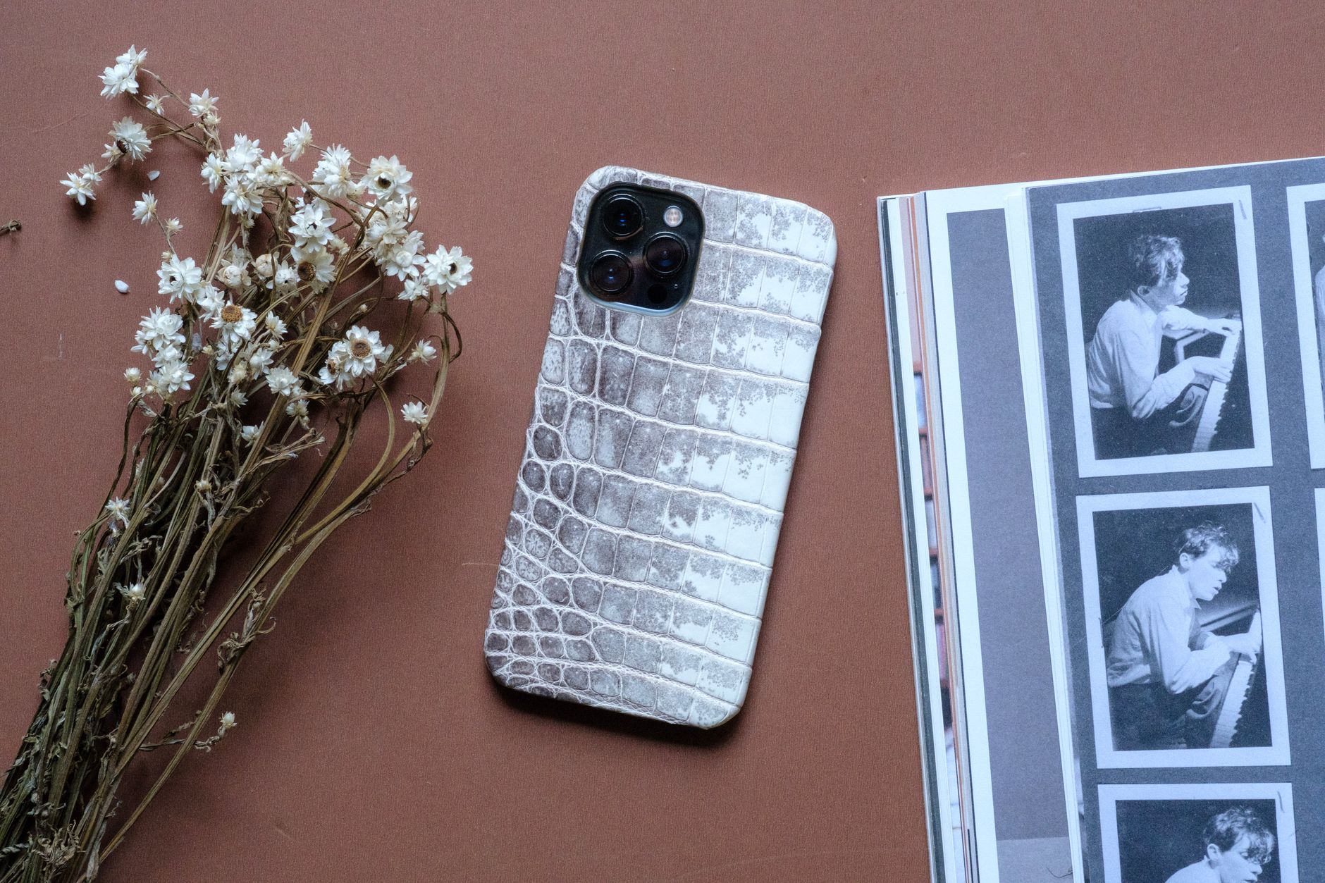 Cover kulit custom elegan dengan desain unik, melindungi gadget sekaligus menambah gaya pribadi.