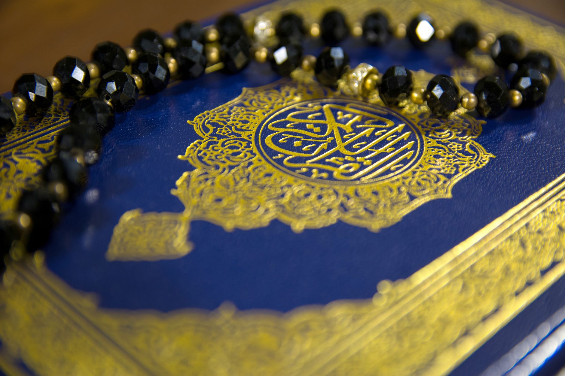 Cover Al‑Quran custom dengan desain elegan, warna emas, dan hiasan kaligrafi Arab yang menawan dengan sentuhan modern